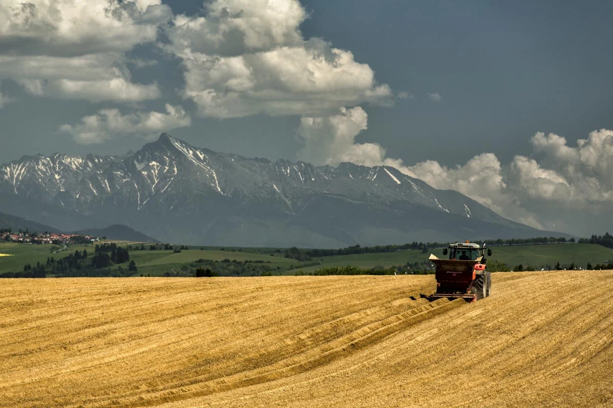 Poľnohospodárska technika a práce na farme